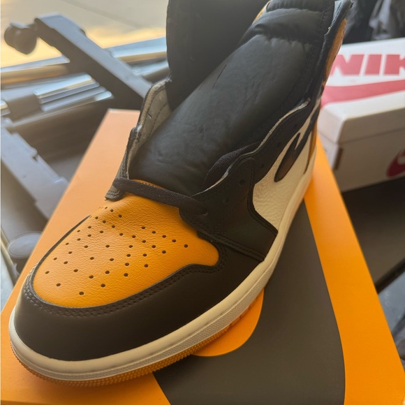 Nike Men's Black and Gold Sneakers - Picture 1 of 5